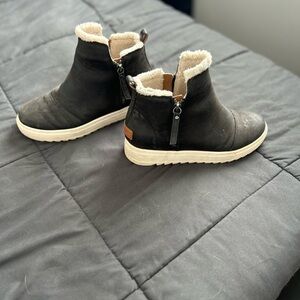 Black Sherpa-Lined Ankle Boots with Side Zipper